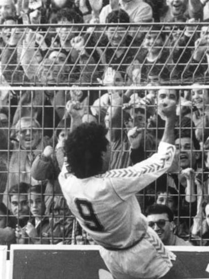 Hugo Sánchez celebra un gol con los aficionados del Madrid en el Bernabéu.