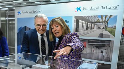 La alcaldesa de L’Hospitalet, Núria Marín, y el presidente de la Fundación La Caixa, Isidro Fainé, con una maqueta del proyecto.