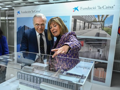 La alcaldesa de L’Hospitalet, Núria Marín, y el presidente de la Fundación La Caixa, Isidro Fainé, con una maqueta del proyecto.