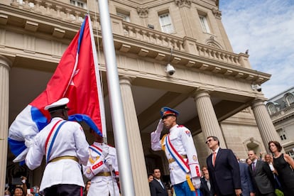 El ministro de Exterioreres cubano, Bruno Rodríguez (con gafas de sol), asiste a a la izada de bandera de la Embajada de Cuba en Washington, el 20 de julio de 2015.