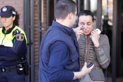 Una empleada del centro de salud de Los Naranjos es atendida por su novio tras la agresión a hachazos protagonizada por un individuo.