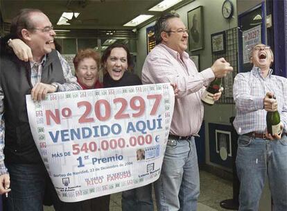 Los propietarios y empleados de la administración número 11 de Valencia celebran con cava la venta en su establecimiento del número 20297, agraciado con el Gordo de la Lotería de Navidad.