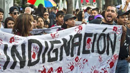 Marcha en Ciudad de México para pedir al Gobierno que encuentre a los estudiantes que desaparecieron en el estado meridional de Guerrero.