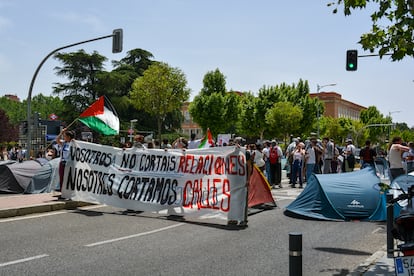 El Bloque Interuniversitario por Palestina bloquea la avenida Complutense, el 6 de junio de 2024.