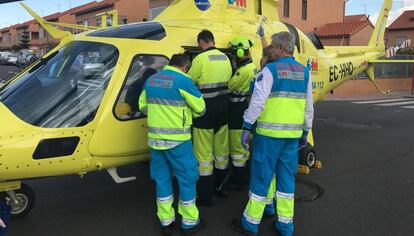 El equipo de emergencia traslada al niño atropellado a un hospital.