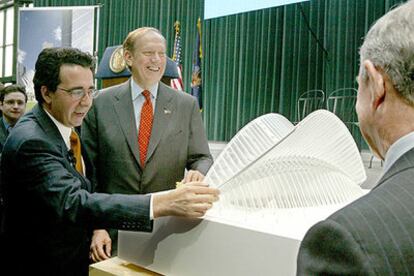Santiago Calatrava, a la izquierda, explica al alcalde de Nueva York, Michael Bloomberg, de perfil y a la derecha, su proyecto para la <i>zona cero.</i>