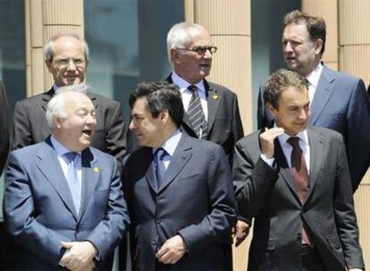 Fillon conversa con Moratinos en presencia de los presidentes del Gobierno central, de Aragón y Cataluña.