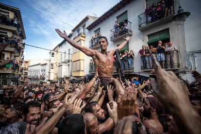 Celebración de la fiesta del Cascamorras en Baza, Granada. En la imagen, el 'Cascamorras' celebra el ritual de la llegada a Baza desde Guadix, el 6 de septiembre de 2019.