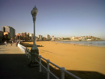 Un paseo por Gijón y un sitio cojonudo para comer en San Vicente