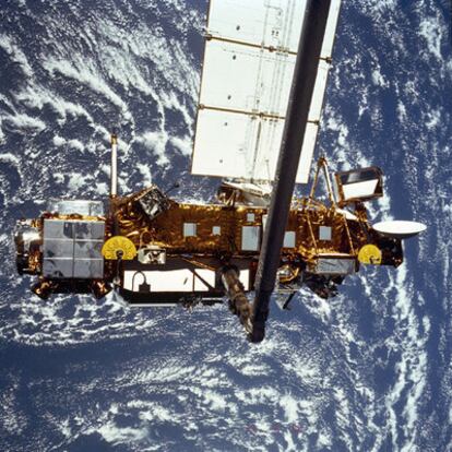 El satélite <i>UARS,</i> fotografiado desde el transbordador <i>Discovery</i> cuando fue puesto en órbita, en 1991.