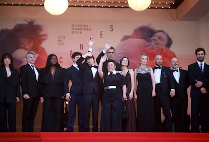 Entrada del equipo de 'Dossier 137' en su gala el pasado jueves en Cannes.