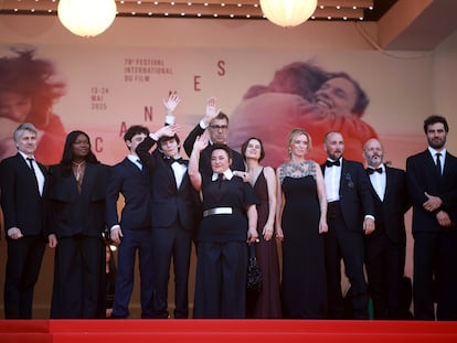 Entrada del equipo de 'Dossier 137' en su gala el pasado jueves en Cannes.