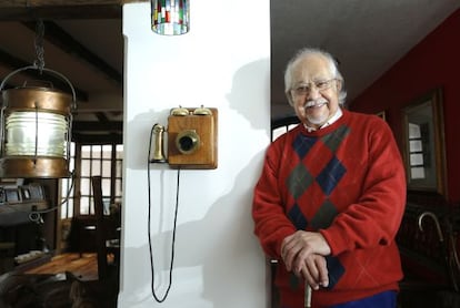 Carlos Muñoz en su casa.