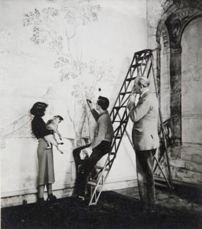 Fotografía de Rex Whistler pintando el mural de The Rex Whistler Room junto a Lady Caroline Paget y Lord Anglesey.