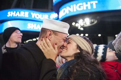 Ryan Silipino besa a su novia, Lisa Jacobs, durante la celebración de Nochevieja en Times Square, Nueva York.