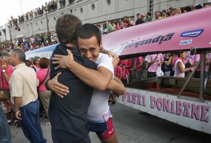 Dos remeros de San Juan se abrazan tras ganar la clasificatoria de La Concha.