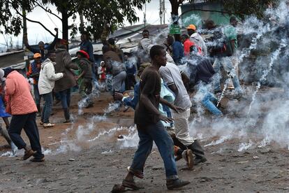 Varias personas huyen de los gases lacrimógenos lanzados por la Policía de Kenia después de que los manifestantes les lanzaran piedras en el pueblo de Katwekera, este jueves 26 de octubre de 2017.