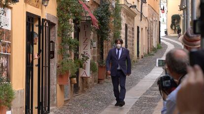 El expresidente de la Generalitat Carles Puigdemont camina por una calle de Alghero, Cerdeña, el pasado sábado.