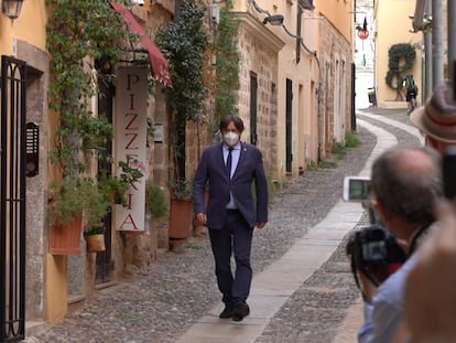 El expresidente de la Generalitat Carles Puigdemont camina por una calle de Alghero, Cerdeña, el pasado sábado.