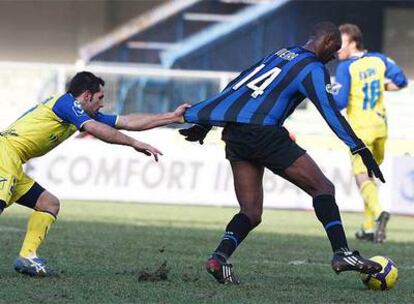 Vieira protege el balón ante el acoso de un jugador del Chievo.