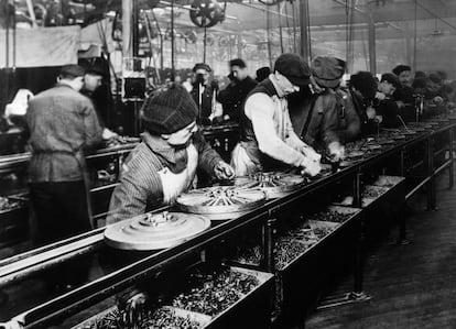 Producción de volante de inercia en la planta de automóviles Ford en Highland Park, Michigan, en 1914.