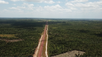 El circuito de hierro, construido en 1980 durante la dictadura en Brasil, se extendió hacia el noroccidente para transportar más de 230 millones de toneladas de hierro al año. En la comunidad de Piquiá (Brasil), en 2021.