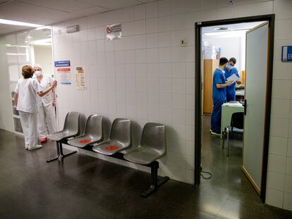 Personal médico en el área de consultas adaptadas a la pandemia de la covid-19 en el Hospital Clínico San Carlos, en Madrid, el pasado junio.