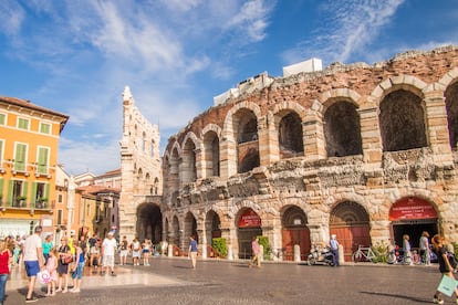 Arena de Verona (Italia). En una esquina de la bulliciosa Piazza Bra de Verona, ciudad romántica y trágica (se impone recordar a Romeo y Julieta), se alza un edificio romano de mármol rosa. Este anfiteatro, el tercero más grande que se conserva tras los de Roma y Capua, con aforo para 22.000 espectadores. En la arena todo es igualmente gigantesco: la escena, la música y las emociones. Fue construido en el siglo I; en el siglo XII sobrevivió a un terremoto y, años más tarde, se convirtió en el legendario teatro de ópera al aire libre que es actualmente. En él se celebra la temporada anual de ópera (junio y agosto), que incluye 50 espectáculos con las principales voces del mundo. Hay que esperar a que se enciendan las velas a su alrededor tras la puesta de sol. Las entradas para los escalones de piedra son la opción más económica para disfrutar de la ópera (alquilan almohadillas). 