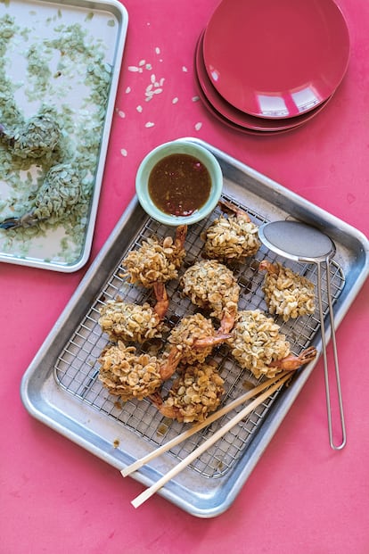 Khrung Tod, buñuelos de gambas con copos de arroz acompañados de salsa de chile dulce. Es una elaboración de Orathay Souksisavanh incluida en su libro 'Cocina casera tailandesa' (Editorial Cinco Tintas).