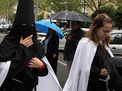 Frío, lluvia y lágrimas, los protagonistas en la Semana Santa de Sevilla