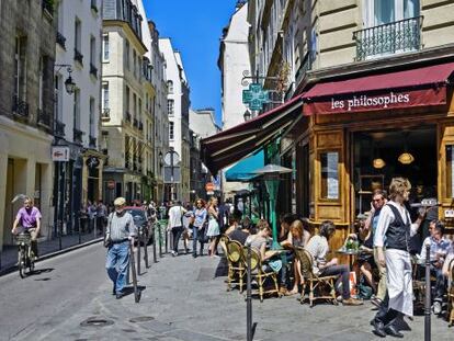 Terraza en la Rue Vieille du Temple, en el barrio de Le Marais (Par&iacute;s). 