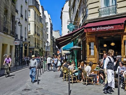 Terraza en la Rue Vieille du Temple, en el barrio de Le Marais (Par&iacute;s). 