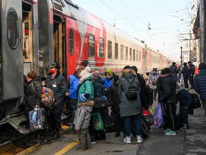 Habitantes de la provincia de Donetsk hacían cola para subir a un tren tras ser evacuados de la zona rebelde, este domingo en la región rusa de Rostov, a pocos kilómetros de la frontera con Ucrania.