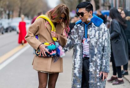 Anna dello Russo (con abrigo de Fendi) y Bryan Boy (el suyo lo firma Prada).