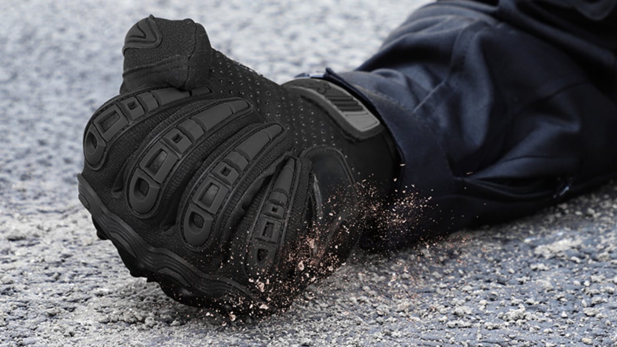 Estos guantes táctiles para motocicleta tienen refuerzo en la zona de los nudillos.