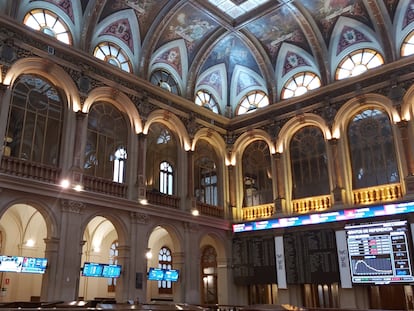 Patio de operaciones de la Bolsa de Madrid durante la sesión de hoy.