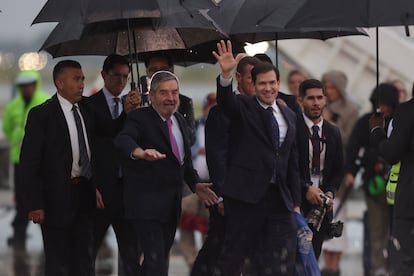 Marco Rubio recibido por Juan Ramón de la Fuente en el AIFA este martes.