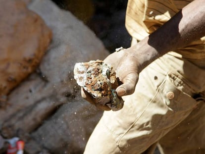 Un minero con cobalto en bruto en la capital de República Dempcrática del Congo.