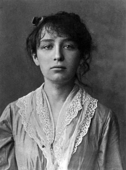 <strong>Quem.</strong> A escultora Camille Claudel (França, 1864-1943).</p> <strong>Como foi silenciada.</strong> Camille Claudel foi vítima de seu professor e amante, o escultor Auguste Rodin. Mas também o foi de sua família e da sociedade misógina à qual pertencia. Sua família sempre se opôs que ela fizesse da arte sua profissão em vez de se dedicar ao que eles, assim como a sociedade da época, consideravam tarefas mais apropriadas a uma mulher. Somente muitos anos depois de sua morte seu talento como escultura começou a ser reconhecido e ela foi valorizada para além do seu relacionamento com Rodin. Relação tempestuosa pela qual perdeu a cabeça ao ponto de ser diagnosticada como portadora de “uma sistemática mania de perseguição acompanhada de delírios de grandeza”. Rodin a enganou durante uma década e até convenceu-a a abortar quando esperava um filho dele. Traição que Camille não conseguiu vencer e que a levou a passar os últimos 30 anos de sua vida internada, a pedido da família, em um hospital psiquiátrico em Paris. Hoje se especula que Camille, que desde a infância se destacou por seu dom para a escultura, poderia ser a verdadeira autora de muitas das obras mais conhecidas de Rodin. No entanto, sua obra nunca obteve um reconhecimento à altura de suas conquistas