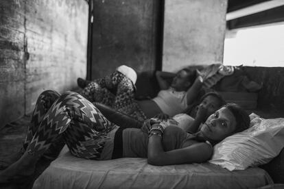 Zaida descansa en un colchón debajo de un puente de la autopista Francisco Fajardo donde vive con otras cinco personas.