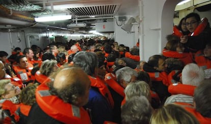 Un momento de la evacuación del crucero siniestrado.