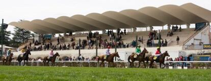 Los jinetes y sus monturas preparando el inicio de una carrera en el hipódromo de La Zarzuela, Madrid.