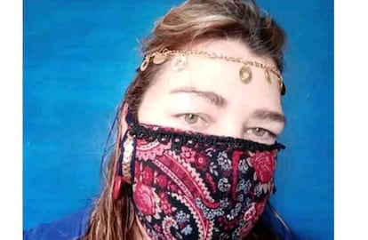 Lillian Lechuga, ganadora de la mascarilla rifada por la psicóloga Carolina de la Torre.