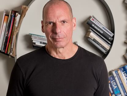 Yanis Varoufakis fotografiado en su casa de Atenas el 8 de marzo de 2021.