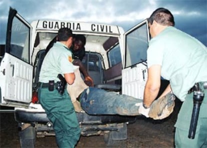 Agentes de la Guardia Civil asisten a dos de los inmigrantes llegados a Fuerteventura.