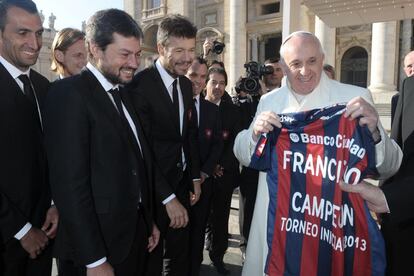 El Papa Francisco, con la camiseta del San Lorenzo de Almagro.