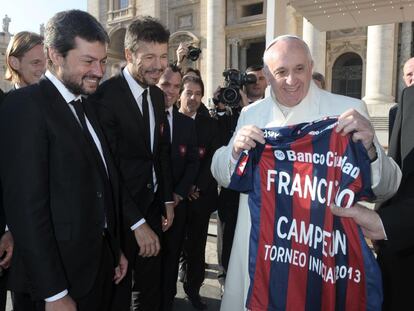 El Papa Francisco, con la camiseta del San Lorenzo de Almagro.