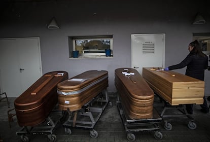 Nuria Andrés, empleada del Crematorio Sur de Madrid, junto a varios féretros de fallecidos con coronavirus a las puertas de la zona de incineración el pasado 31 de marzo.