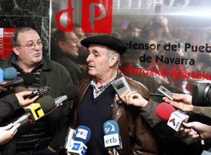 El padre (izquierda) y el tío (centro) de Portu, tras presentar una denuncia ante el Defensor del Pueblo de Navarra.