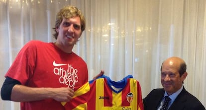 Llorente le entrega la camiseta del Valencia a Nowitzki.